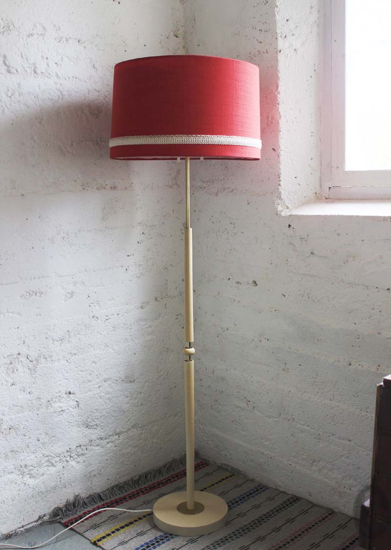 Senaat Antagonisme Rimpelingen Vintage Zweedse vloerlamp, crème geschilderde houten voet met messing  details en originele rode stoffen kap | Zaansch Faam Webshop